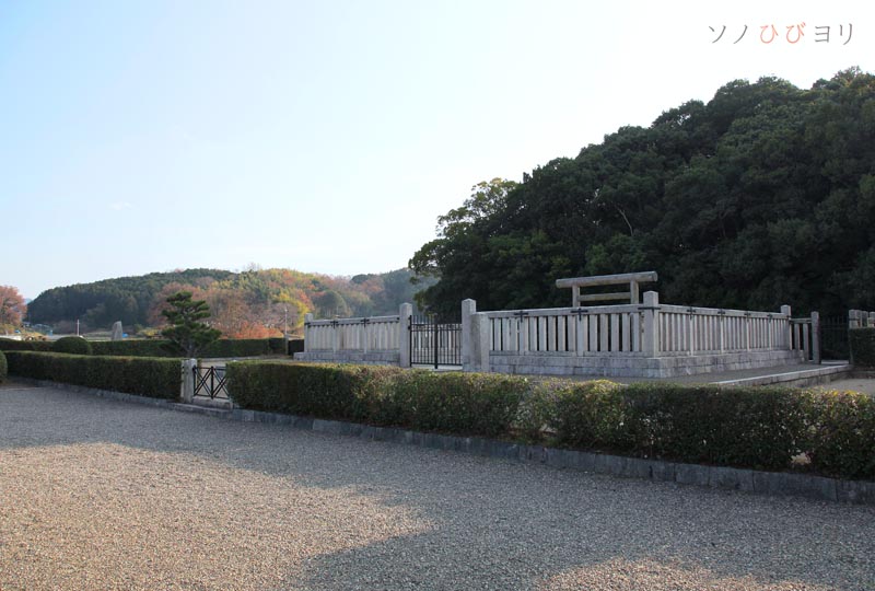 04tomb of the emperor-japan28-01