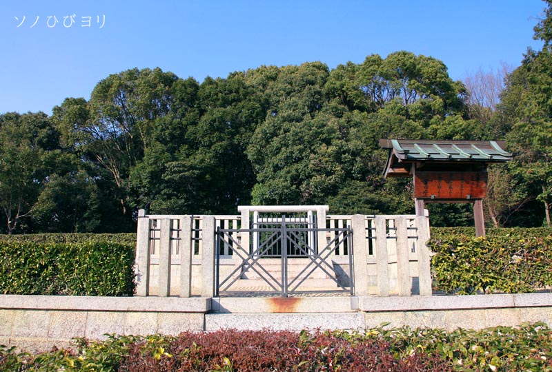 04tomb of the emperor-japan31-01